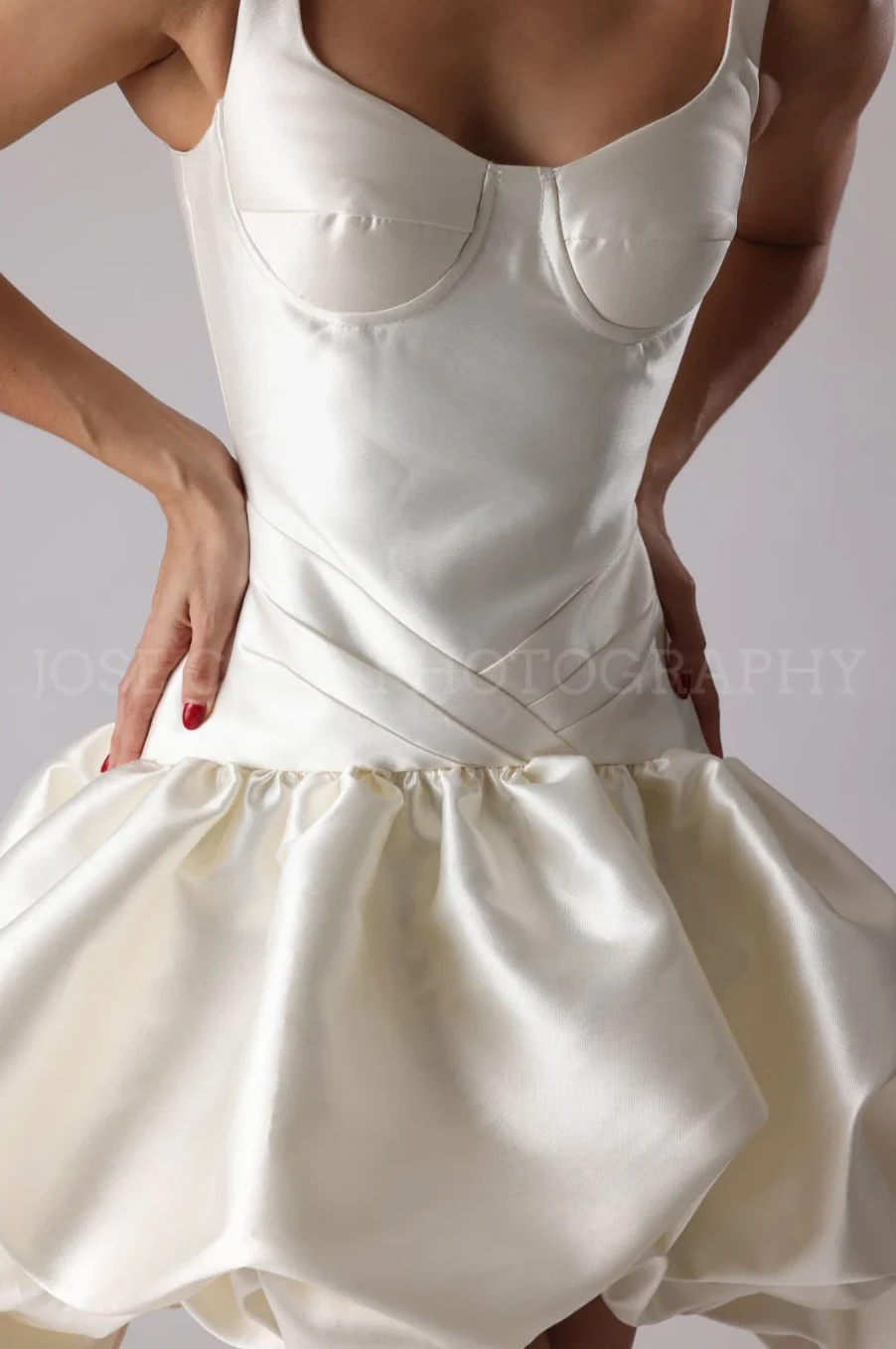 Detalle de vestido marfil de satín con corset estructurado y falda globo