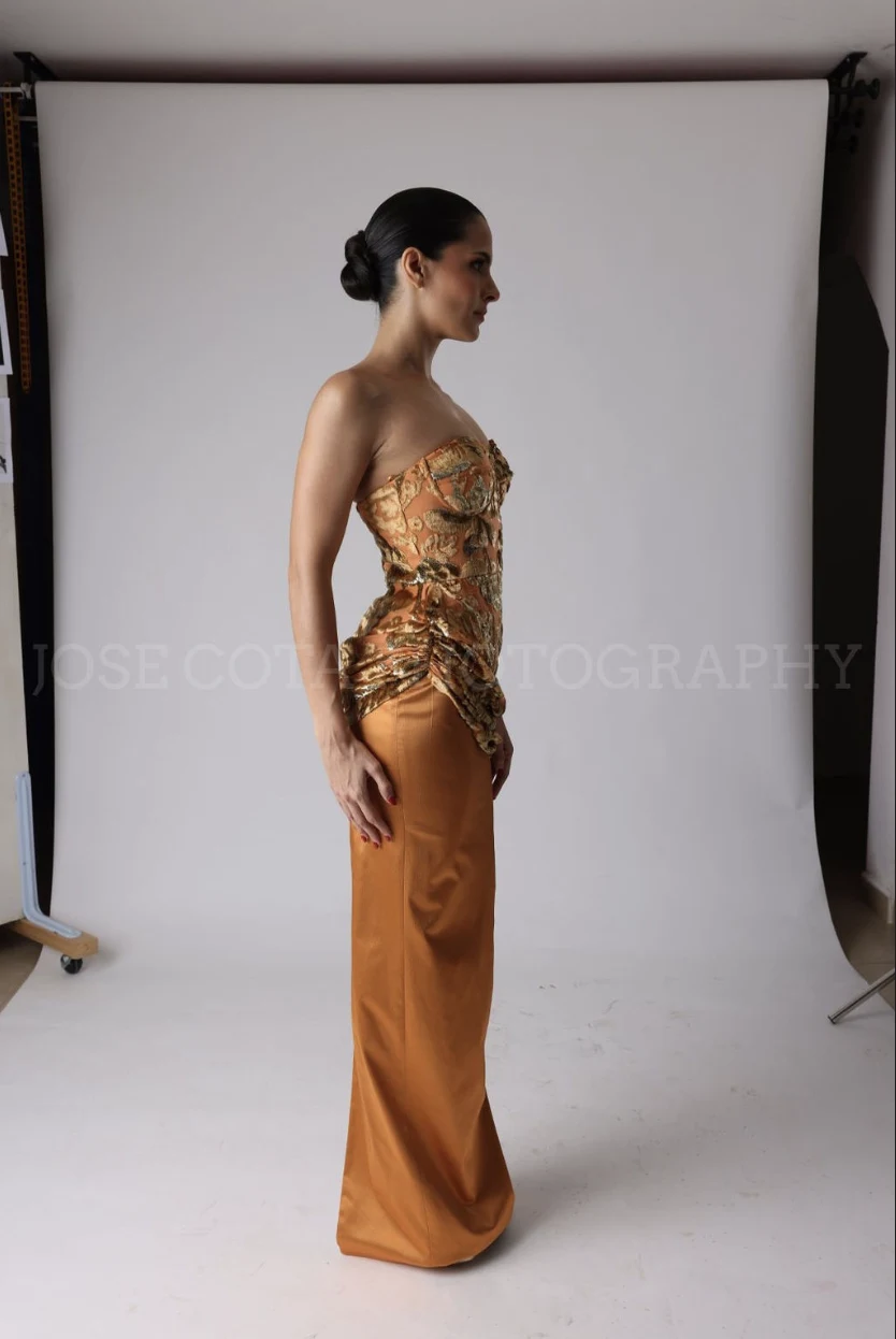 Vestido Largo Dorado de perfil, corset dorado y falda cobre