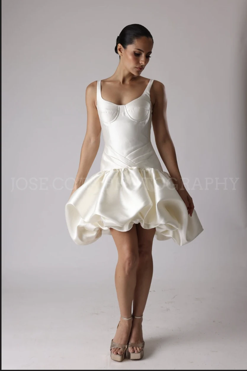 Vestido Bridal marfil con falda globo